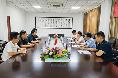 热烈Ƣ迎菏泽学院化学化工学院王化荣书C行进行访问交? /><div   id=